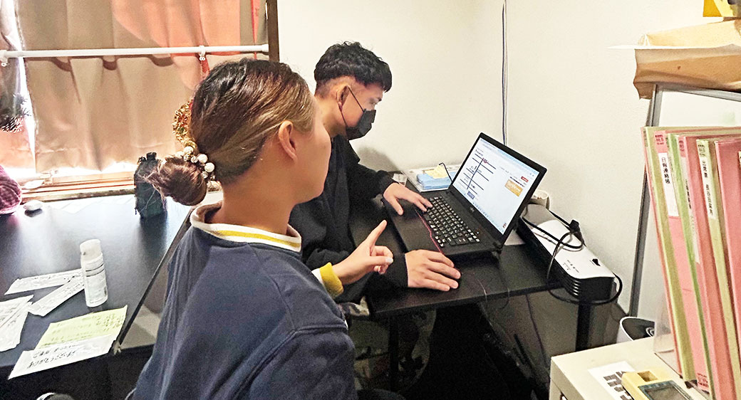 支援している様子