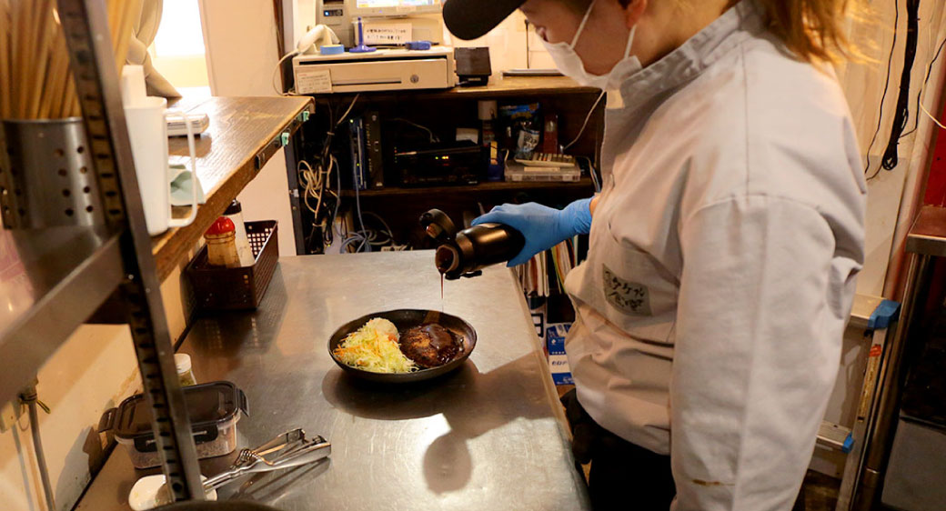 調理している様子